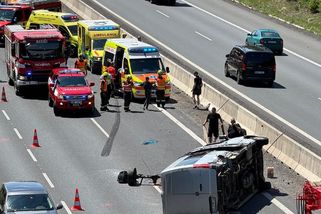 Nehoda na D5 před Prahou komplikuje dopravu, pět zraněných - Novinky